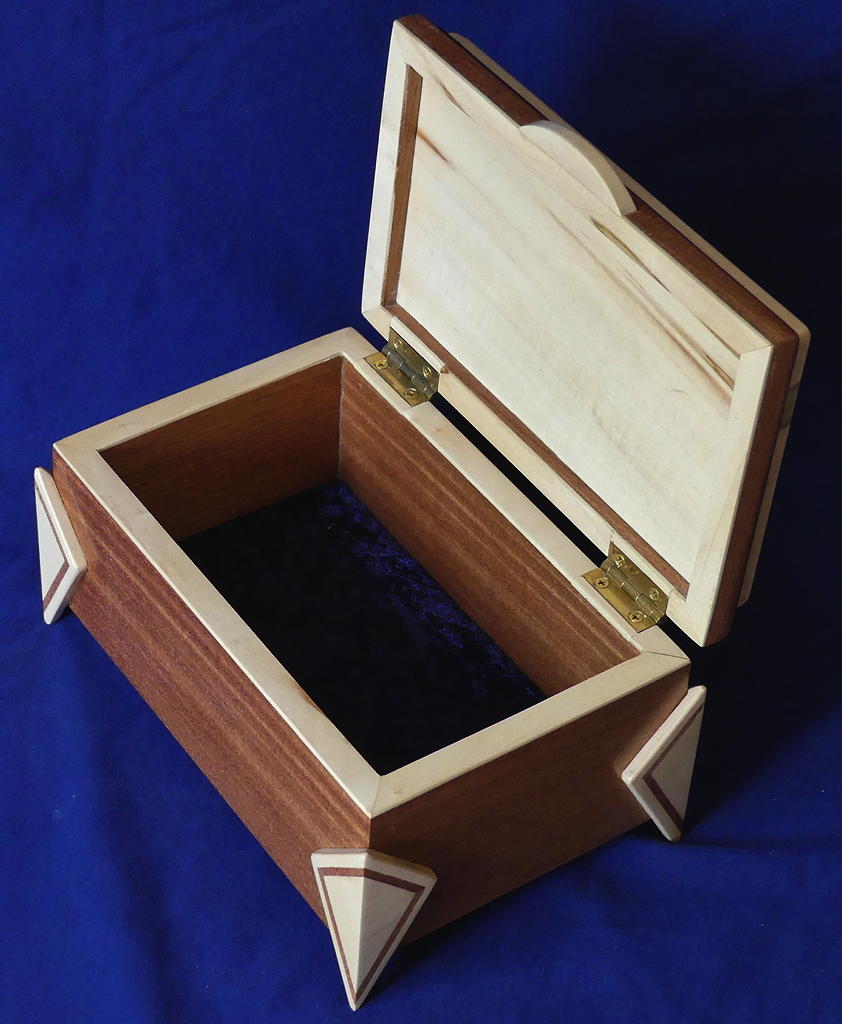 Diamond Leg Box